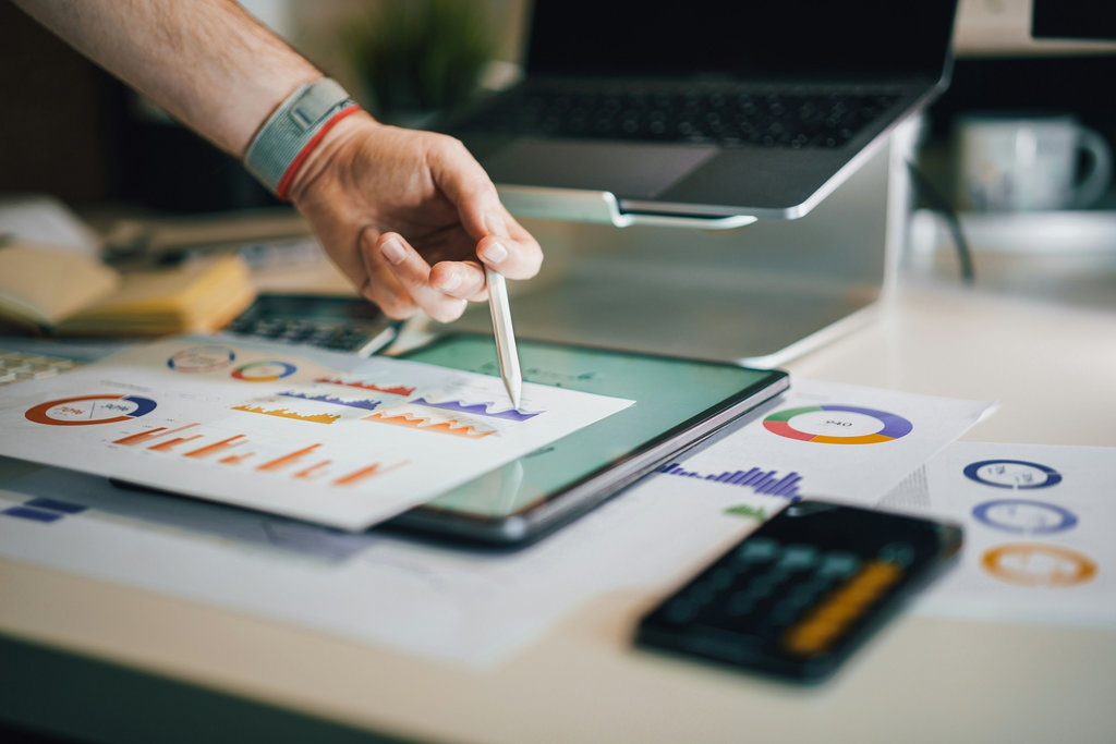 graphiques et statistiques affichés sur des feuilles et une tablette tactile
