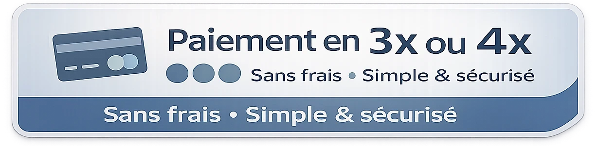 Badge de paiement en plusieurs fois au design neutre (bleu/gris) avec pictogramme carte bancaire et trois pastilles d’échéances, texte court “Paiement en 3x ou 4x” + mention rassurante “Sans frais • Simple & sécurisé”, sans logos de cartes.