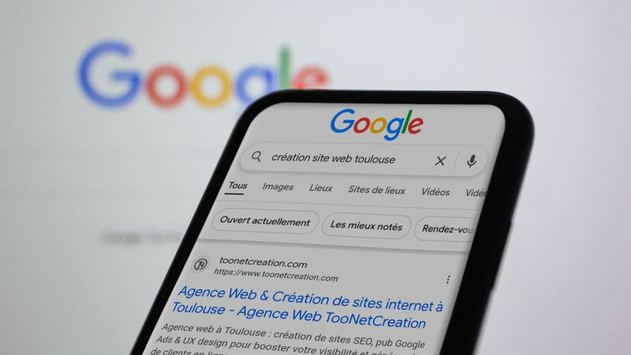 gros plan d'un téléphone avec des résultats de recherche sur google et le logo google en arrière plan