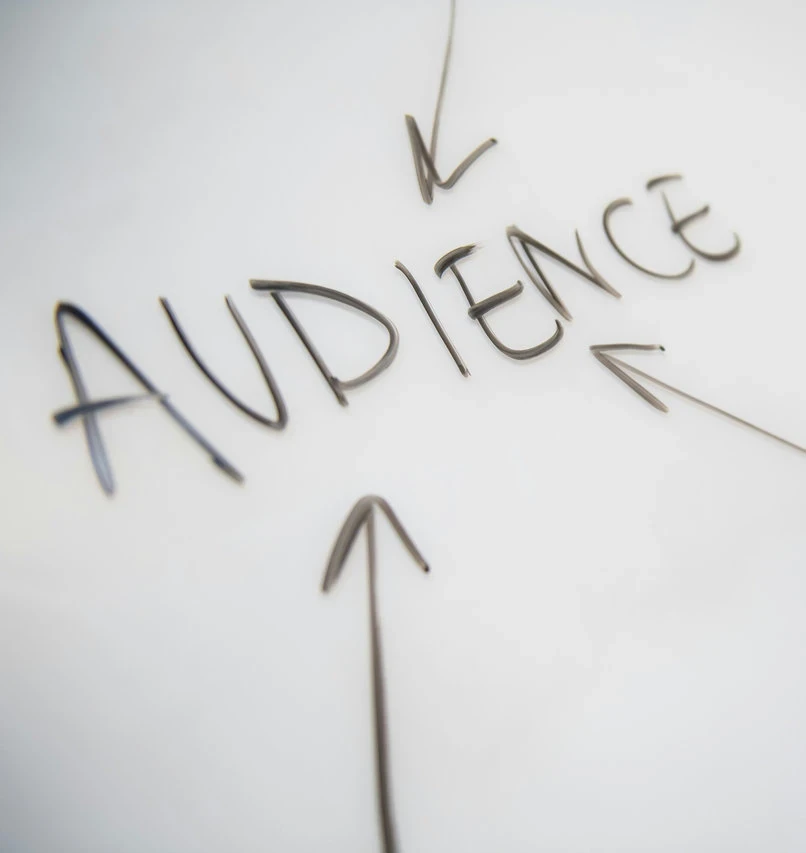 mot audience écrit sur un tableau blanc