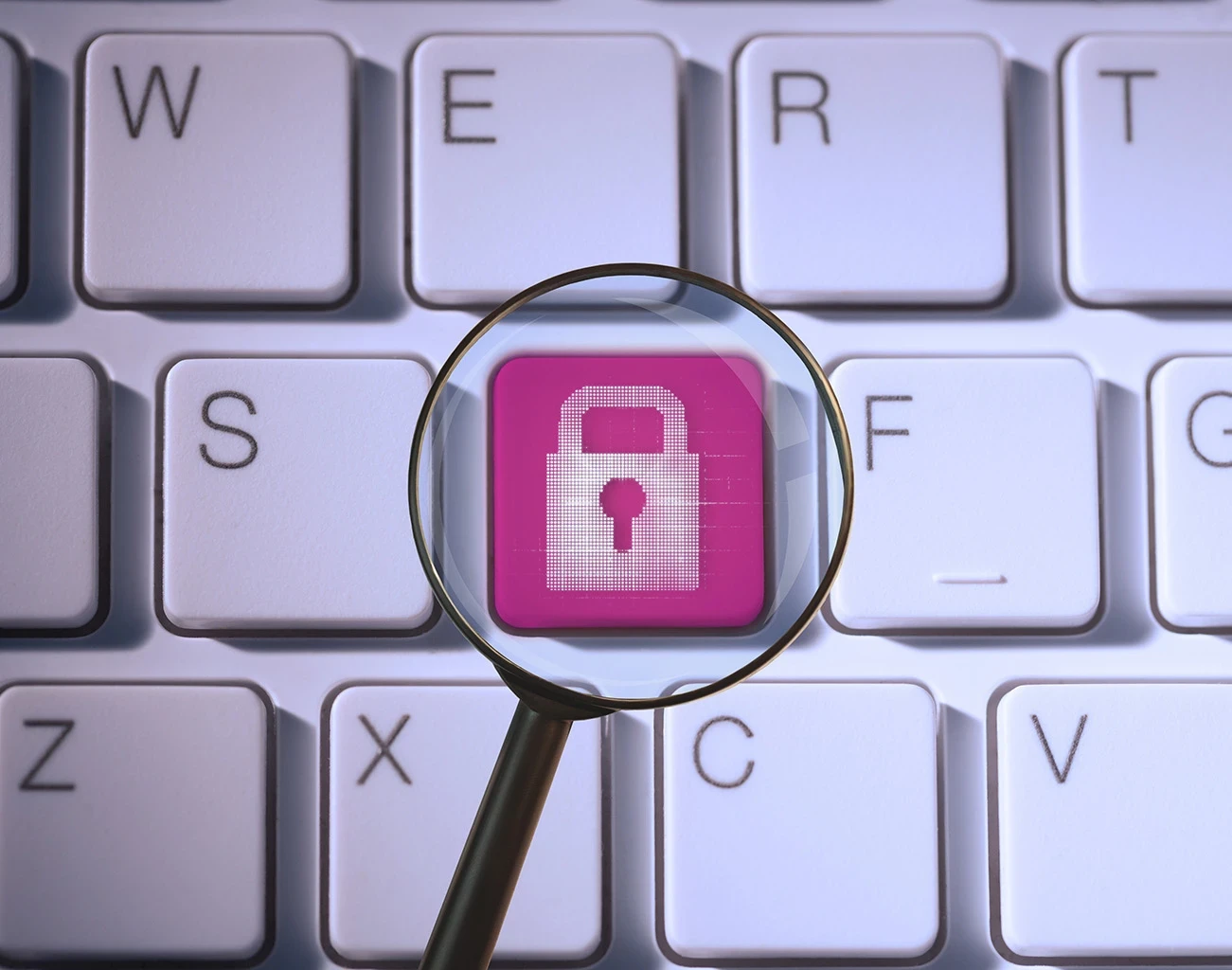 clavier d'ordinateur avec une touche rose affichant un symbole de cadenas