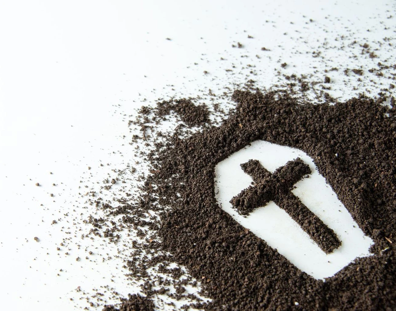 cercueil avec de la terre autour