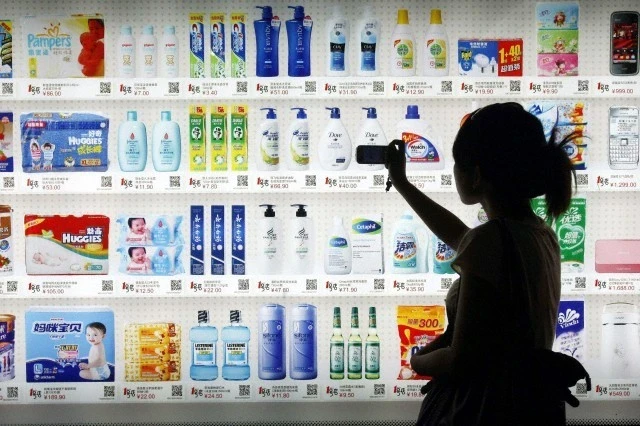 personne prenant en photo des articles